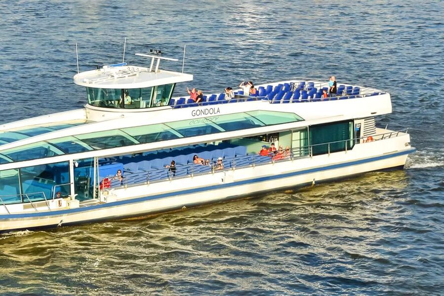 Budapest: Daytime Sightseeing Boat Cruise - The Welcome Drink and Onboard Comfort