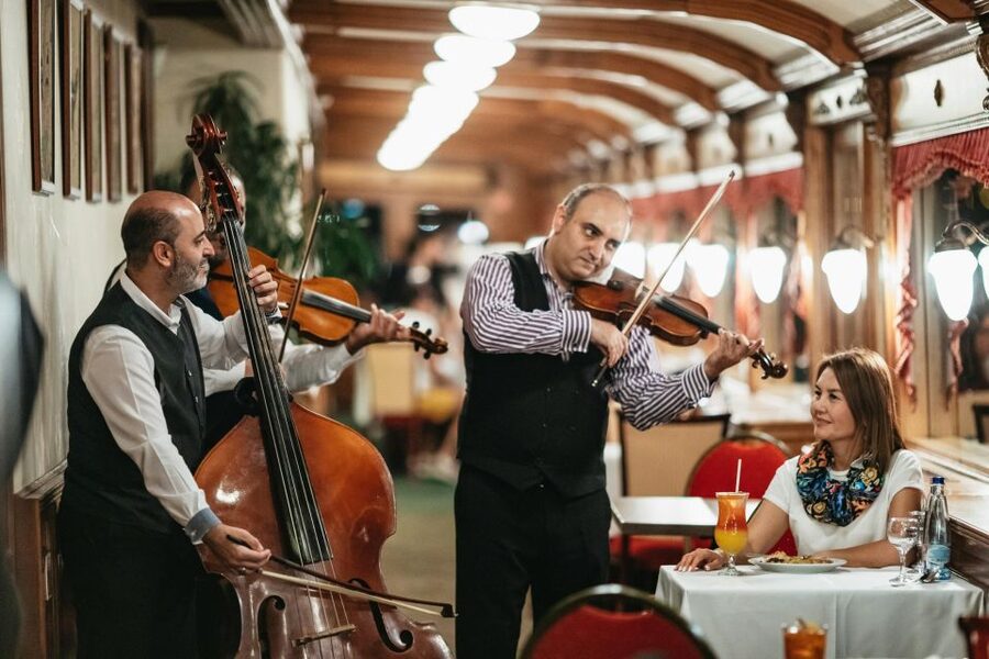 Budapest: Dinner Cruise with Live Music and Folk Dance Show - Final call: book it for the complete evening