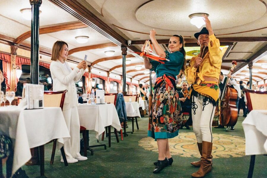 Budapest: Dinner Cruise with Live Music and Folk Dance Show - Parliament, Chain Bridge, and the Buda hills by night