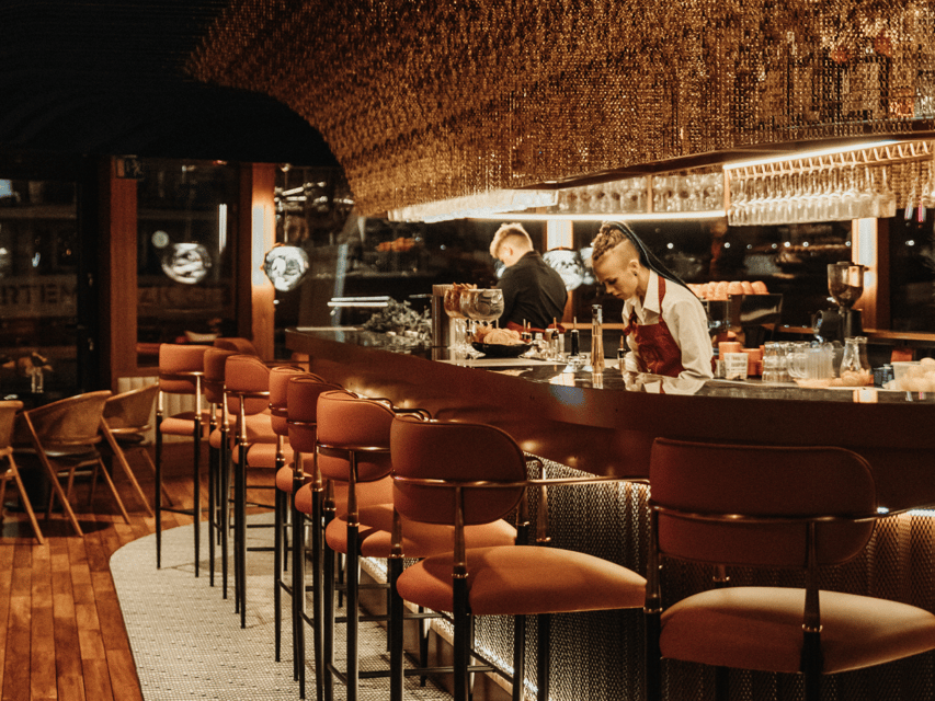 Budapest: Dinner Cruise with Live Music and Unlimited Drinks - Live violin music and the mood onboard