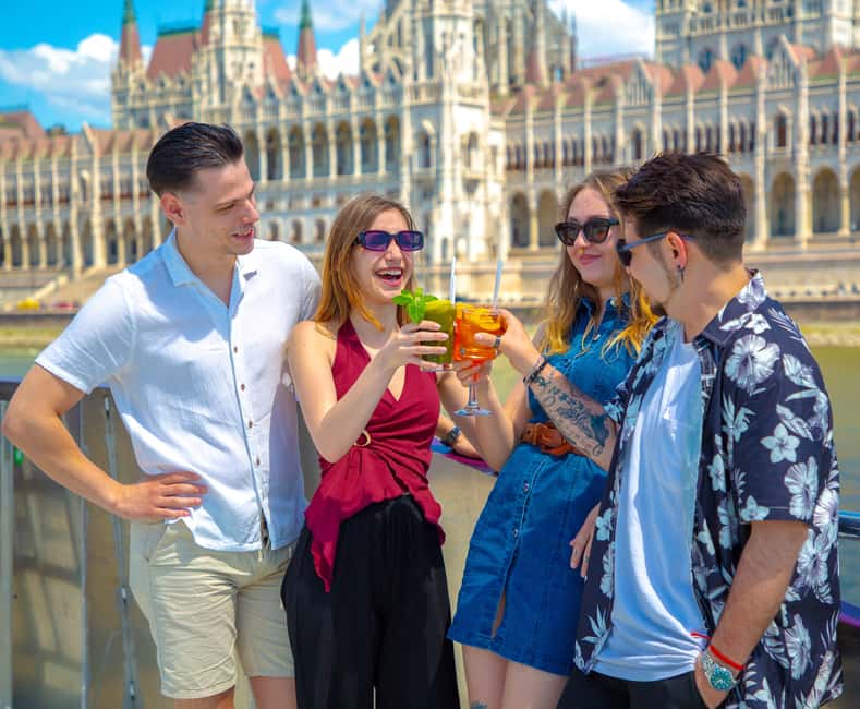 Budapest: Downtown Budapest Cocktail Cruise - Finding Silverline beside Elizabeth Bridge