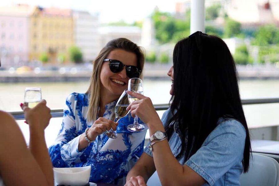 Budapest: Downtown Budapest Unlimited Booze Cruise - Where to sit for the best views