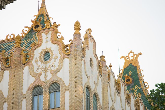 Budapest Essential Walk&Food tasting - Parliament and the Shoes on the Danube