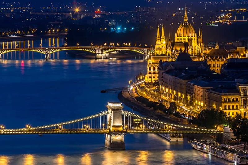 Budapest: Evening Castle Hill Tour with Fishermen's Bastion - Matthias Church and Holy Trinity Square