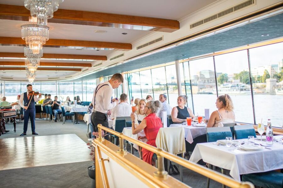 Budapest: Evening Cruise and Dinner with Welcome Drink - Key points to know before booking