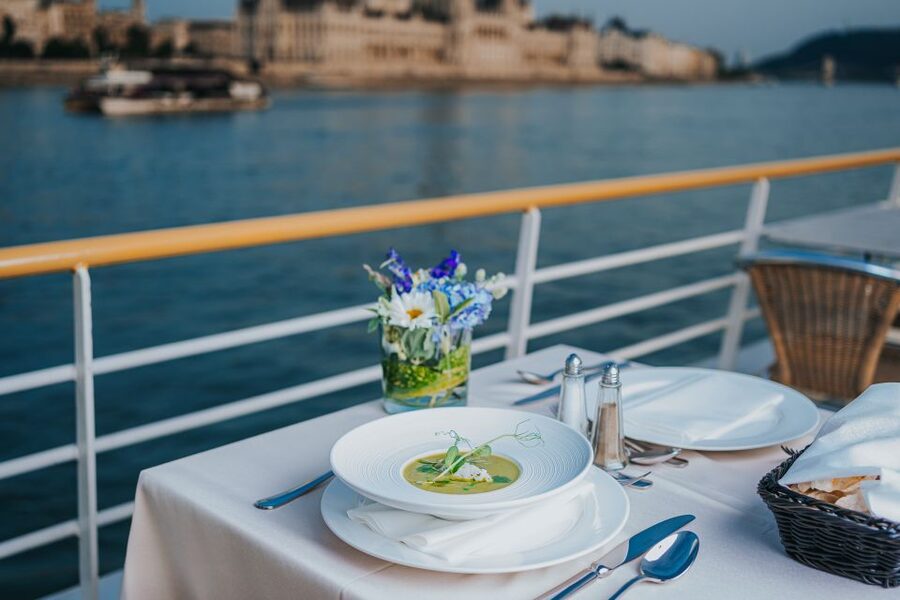 Budapest: Evening Cruise and Dinner with Welcome Drink - Why Budapest looks so good from the Danube after dark