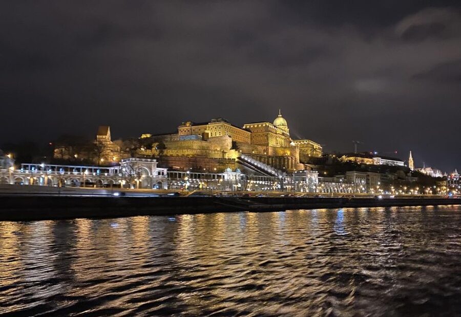 Budapest: Evening Cruise and Dinner with Welcome Drink - Four courses with Budapest moving outside your window