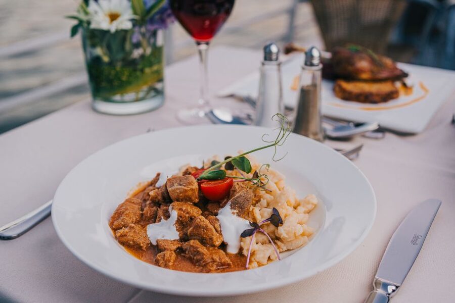 Budapest: Evening Cruise and Dinner with Welcome Drink - Boarding at Vigadó 6. kikötő