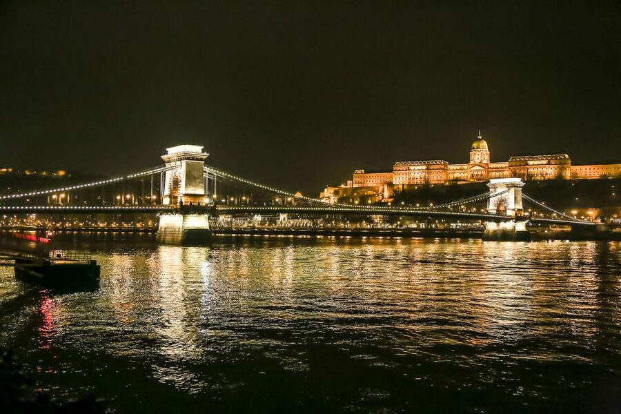 Budapest: Evening Cruise including Drinks and Live Music - What the 90 minutes feels like onboard
