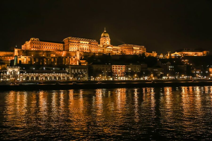 Budapest: Evening Cruise including Drinks and Live Music - Should you book the Gróf Széchenyi evening cruise?