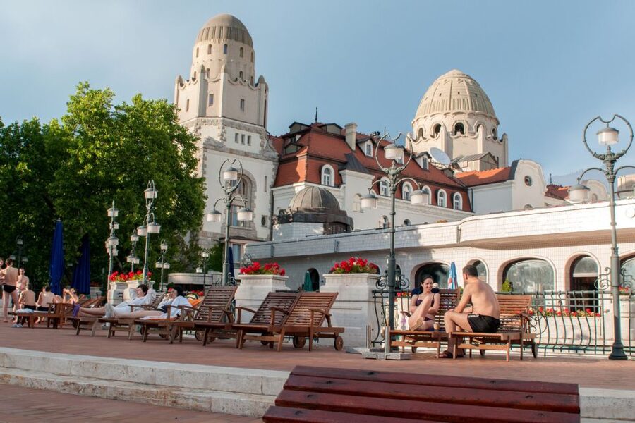 Budapest: Full-Day Gellért Spa Ticket - Food, drinks, and the cost of staying all day