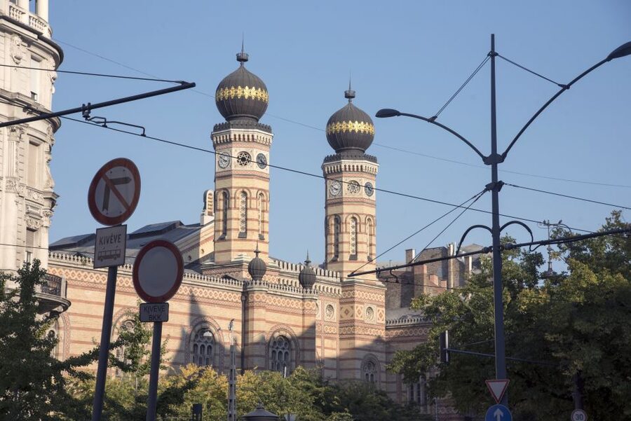 Budapest: Grand City Tour with Parliament Visit - Crossing the bridges between Buda and Pest