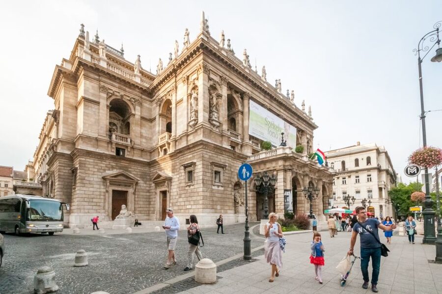 Budapest: Guided City Discovery Bike Tour - What the guides add