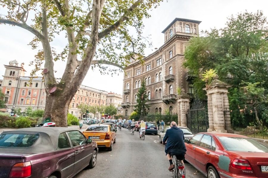 Budapest: Guided City Discovery Bike Tour - The return route reveals old Budapest