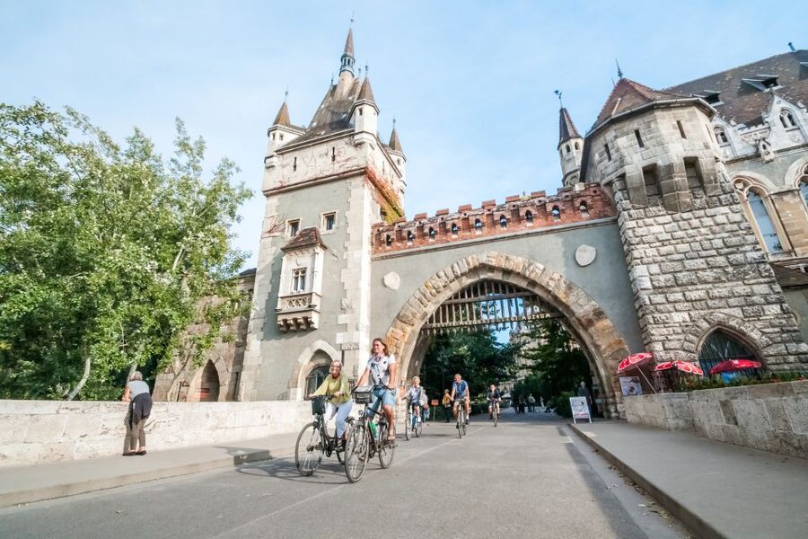 Budapest: Guided City Discovery Bike Tour - Chain Bridge and the final city views