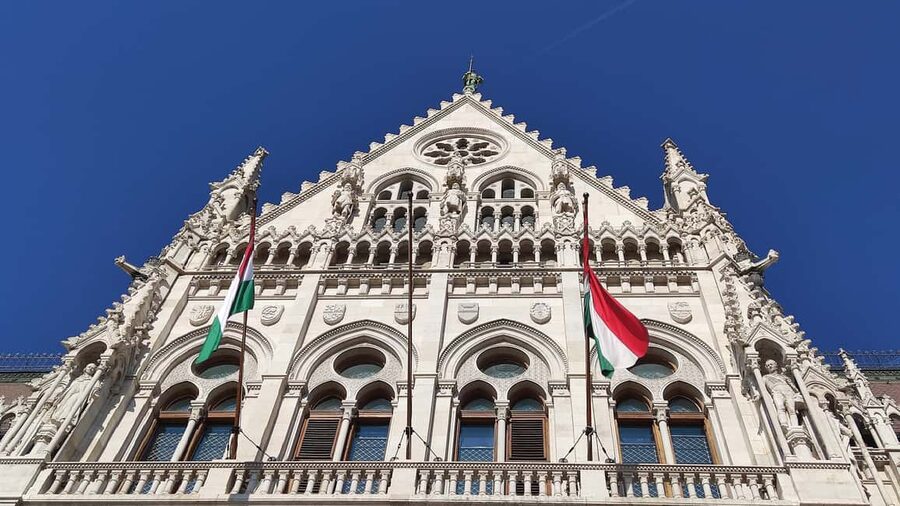 Budapest: Guided City Walking Tour in Buda and Pest - Parliament and the Danube photo stop
