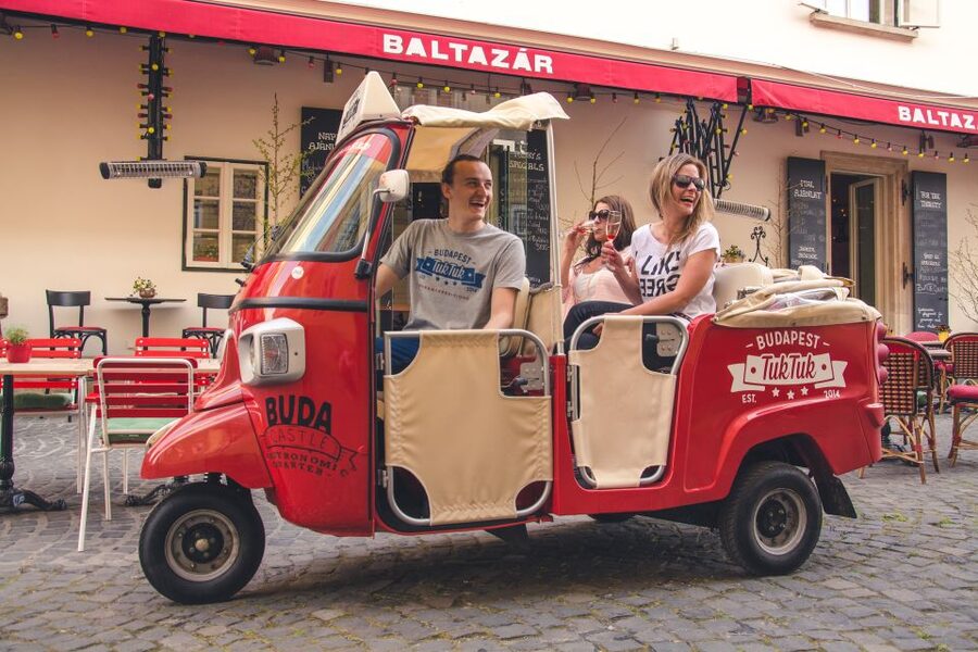 Budapest: Half-Day Exclusive Highlights Private Tour - Photo stops and small personal touches