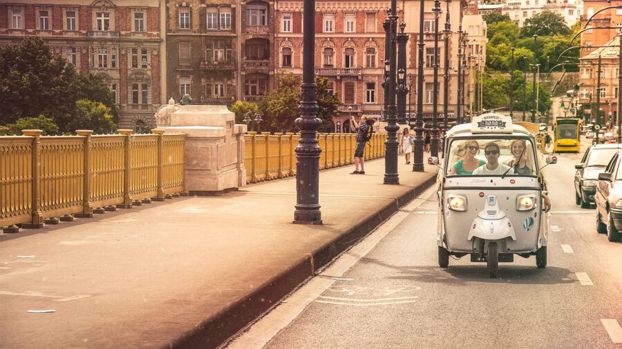 Budapest: Half-Day Exclusive Highlights Private Tour - The four-hour route across Buda and Pest