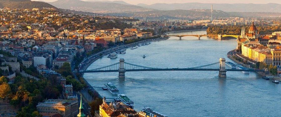 Budapest: Half-Day Highlights Small Group Private Tour - A fast introduction to Budapest by car and on foot