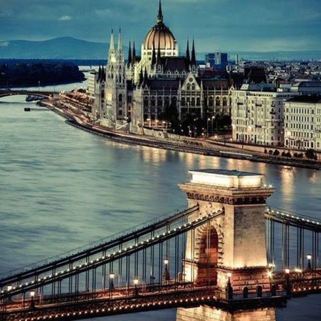 Budapest: Half-Day Highlights Small Group Private Tour - Crossing the Chain Bridge and reading the Danube