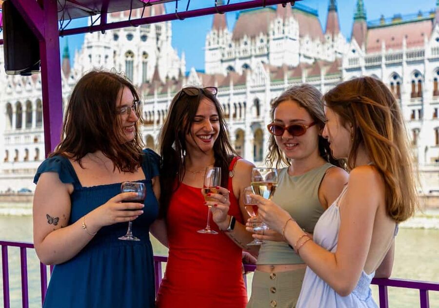 Budapest: Happy Hour Sightseeing Cruise - Finding Silverline at Elizabeth Bridge