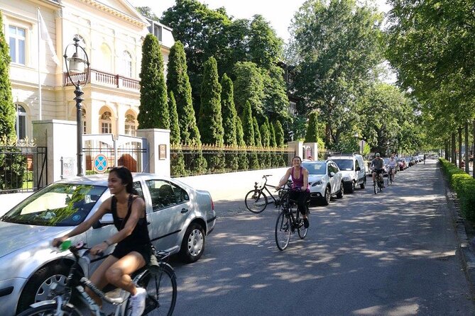 Budapest Highlights Bike Tour with a local guide - Elizabeth Square gives you a quick start