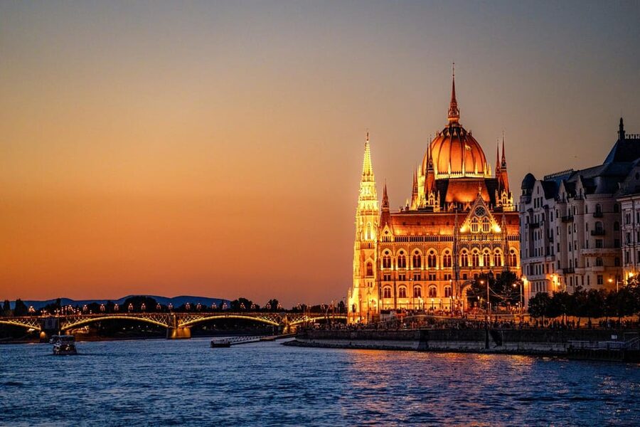 Budapest: Historic Cruise with Welcome Drink - Margaret Bridge, Castle Hill, and the return