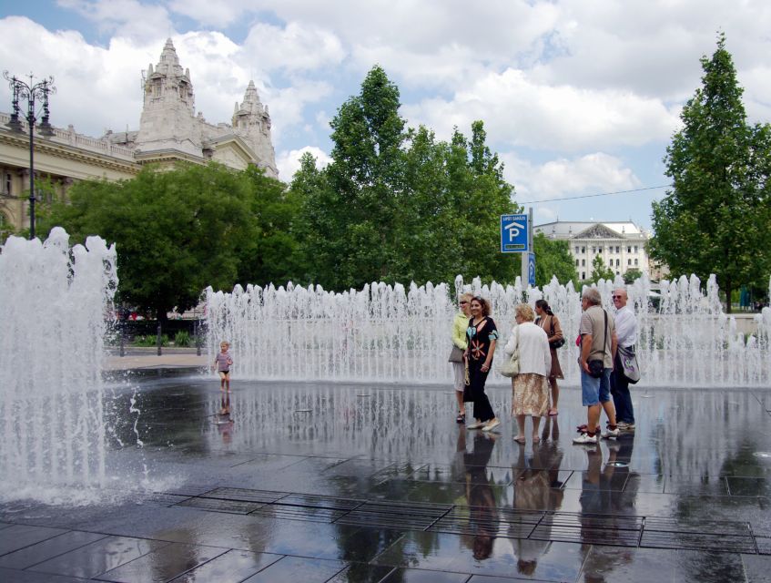 Budapest: Inner City Walking Tour in German - Shoes on the Danube Bank and a quiet ending