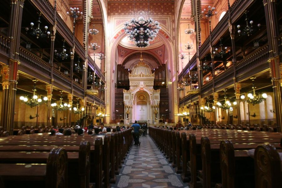 Budapest: Jewish Heritage Guided Tour with Synagogue Ticket - Entering Dohány Street Synagogue