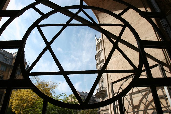 Budapest Jewish Heritage Memorial Walking Tour & Synagogue Entry - Guide Quality Makes the Difference
