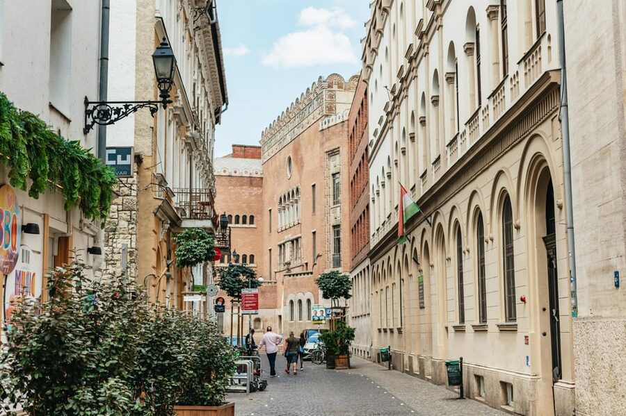 Budapest: Jewish History Guided Walking Tour with Historian - Dohány, Rumbach, and Kazinczy from the outside