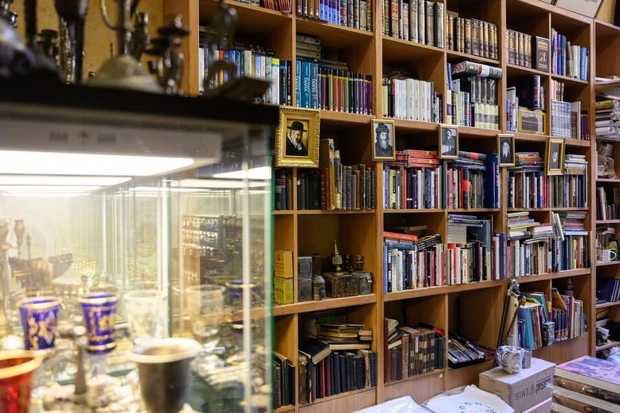 Budapest: Jewish History with Local Guide & Synagogue Ticket - Jewish customs, holidays, and everyday life