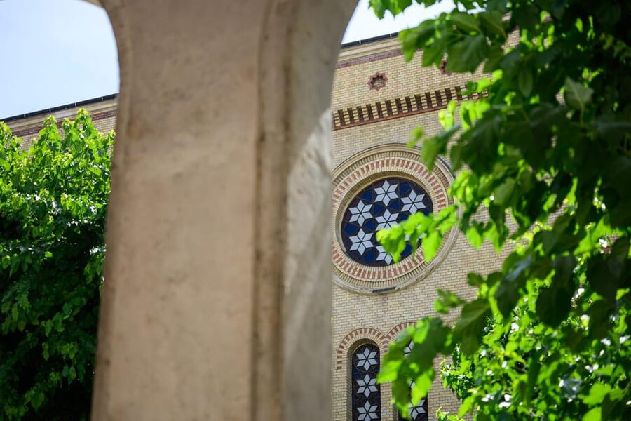 Budapest: Jewish History with Local Guide & Synagogue Ticket - Rumbach Street Synagogue from the outside