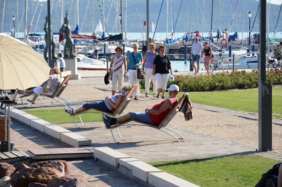 Budapest: Lake Balaton and Herend Full-Day Private Tour - A walk along Balatonfüred’s lakeside promenade