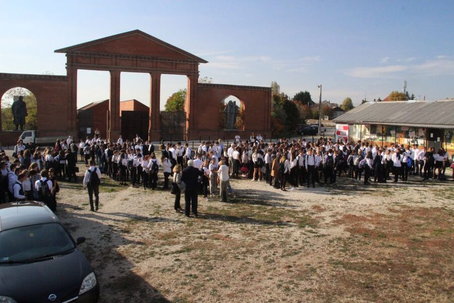 Budapest: Memento Park and Icons of Communism Guided Tour - The 45-minute ride beyond central Budapest