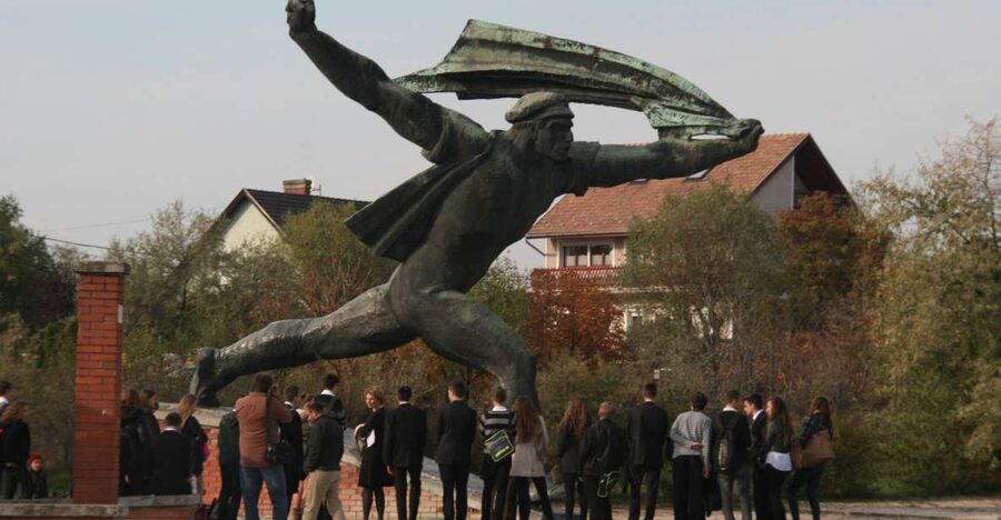 Budapest: Memento Park and Icons of Communism Guided Tour - Walking among 41 statues at Memento Park