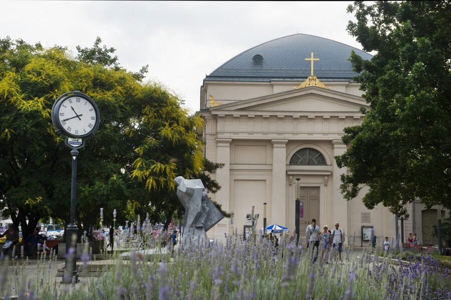 Budapest: Multilingual Highlights Tour - Saint Stephens Basilica and the Holy Right