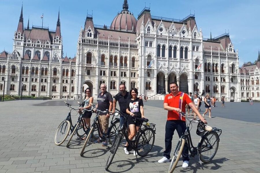 Budapest : Must-see attractions walking tour - Meeting at Erzsébet tér and starting with city basics
