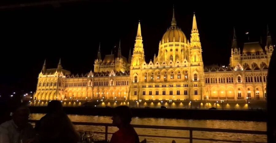 Budapest: Night Walking Tour with River Cruise and Wine - Meeting the guide outside the Hungarian State Opera House