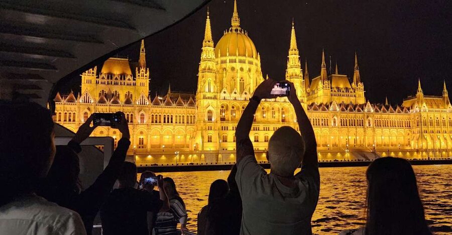 Budapest: Nighttime or Daytime Sightseeing Cruise - Crossing the Chain Bridge and Elizabeth Bridge
