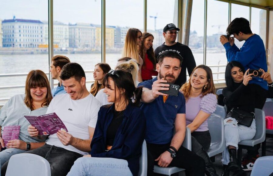 Budapest: Nighttime or Daytime Sightseeing Cruise - Parliament, the Royal Palace, and the riverside promenade