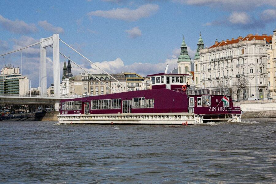 Budapest: Nighttime or Daytime Sightseeing Cruise - Audio guides, screens, and the onboard atmosphere