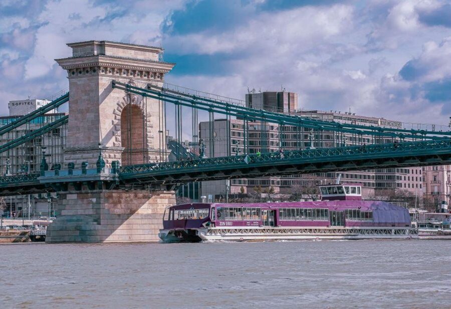 Budapest: Nighttime or Daytime Sightseeing Cruise - How crowded is the boat?