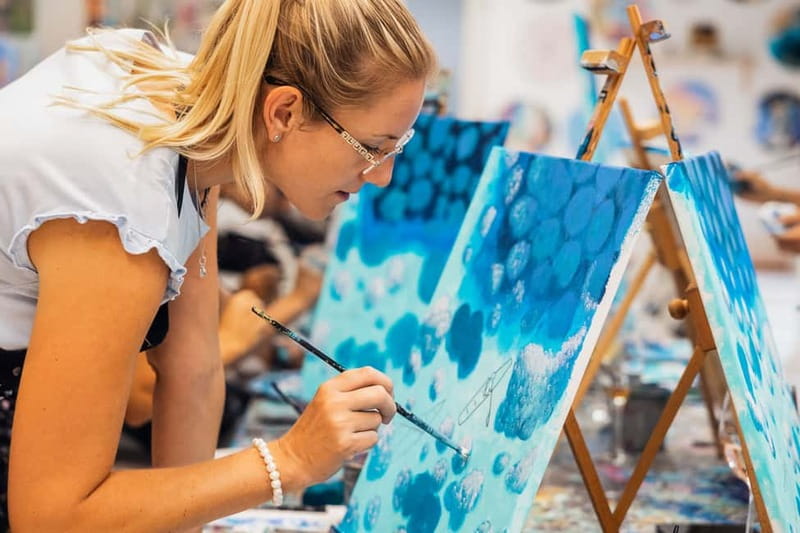Budapest: Paint and sip experience - How the 2.5-hour class works