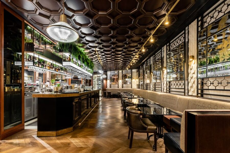 Budapest: Párisi Passage Restaurant 3-Course Menu - A refined setting with a high price tag