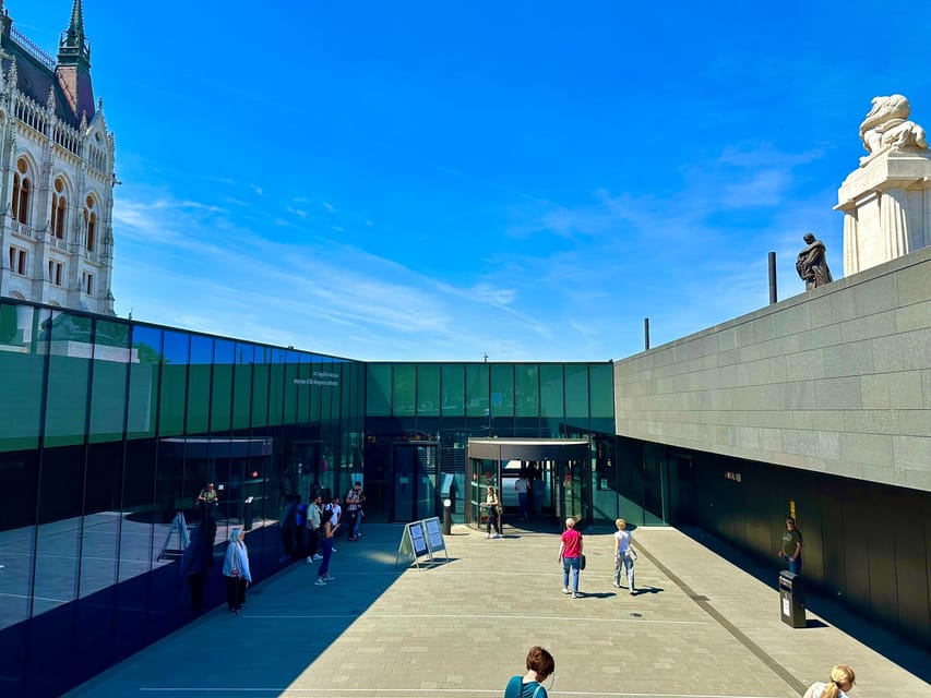 Budapest: Parliament Building Entry Ticket and Audio Guide - Finding the visitor centre and getting through security