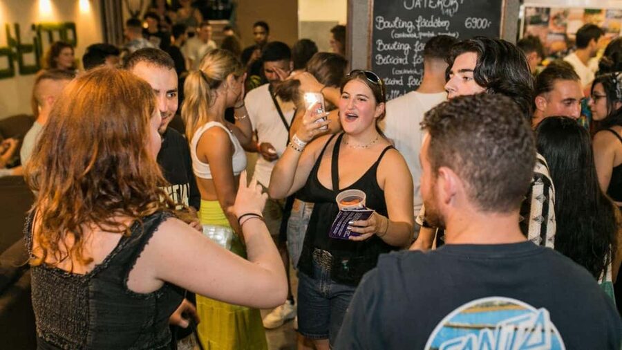 Budapest: Party District Bar-Hop with 2hr Unlimited Drinks - Key points to know before booking