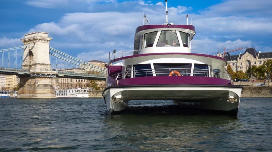 Budapest: Pizza Cruise - Boarding beside Elizabeth Bridge