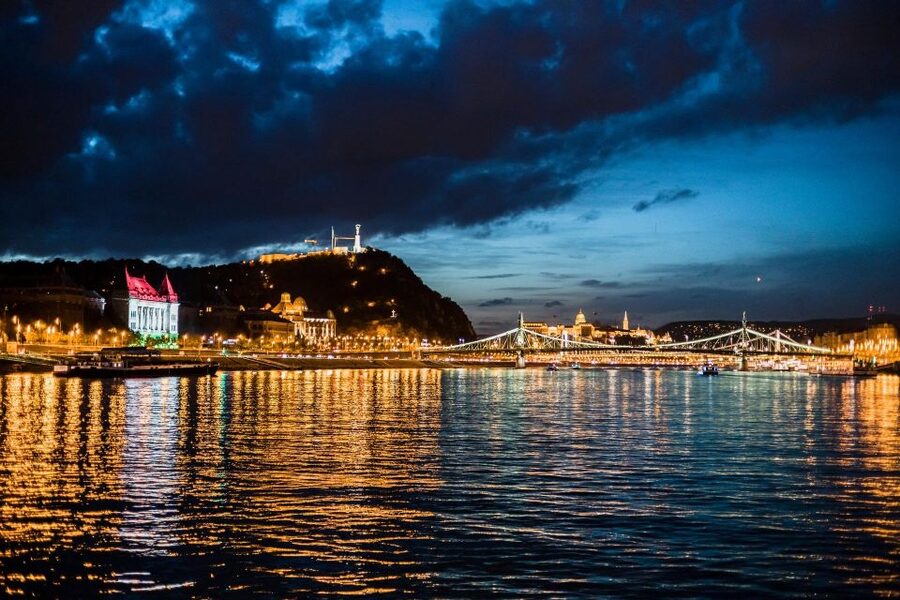 Budapest: Premium Sightseeing Cruise with Tokaj Frizzante - Key points to know before you book