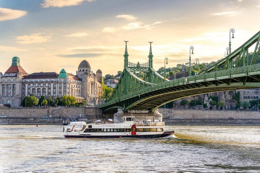 Budapest: Premium Sightseeing Cruise with Tokaj Frizzante - Elizabeth Bridge, the Chain Bridge, and Gresham Palace